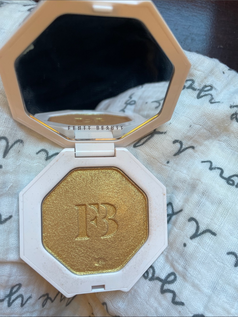 Fenty Beauty Trophy Wife Highlighter Compact KILLAWATT FREESTYLE
HIGHLIGHTER